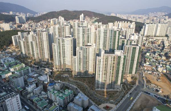 부산의 한 아파트 단지 전경. 국제신문DB