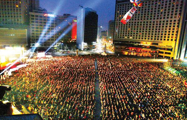 지난 2007년 4월 8일 부활주일 새벽, NCCK와 한기총이 주최한 부활절 연합예배가 서울광장에서 진행되고 있다. 국민일보DB