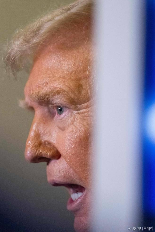 도널드 트럼프 미국 대통령이 9일(현지시간) 플로리다주 웨스트 팜비치에서 워싱턴 백악관으로 돌아오는 전용기서 취재진을 만나 “러시아와 중국, 이란의 해군 연합 훈련은 전혀 걱정하지 않는다"고 말했다. / AFP=뉴스1