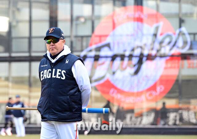 2025년 3월 28일 오후 대전 한화생명 볼파크에서 진행된 '2025 신한 SOL뱅크 KBO 리그' KIA 타이거즈와 한화 이글스의 경기. 한화 김경문 감독이 훈련하는 선수들을 지켜보고 있다./마이데일리