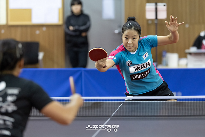신유빈이 8일 진천선수촌에서 진행된 4개국 합동 훈련에서 푸에르토리코 아드리아나 디아즈와 훈련을 소화하고 있다. 대한탁구협회 제공
