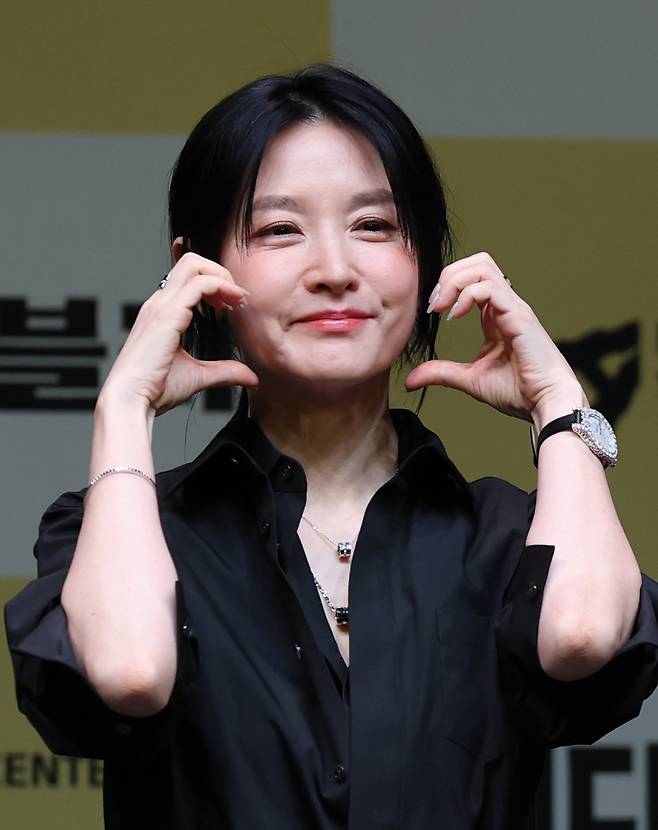 (서울=뉴스1) 오대일 기자 = 32년 만에 연극 무대에 복귀하는 배우 이영애가 8일 오후 서울 강서구 LG아트센터에서 열린 연극 ‘헤다 가블러’(연출 전인철) 제작발표회에서 포즈를 취하고 있다. 세계적인 극작가 헨리크 입센의 고전 명작인 ‘헤다 가블러’는 사회적 제약과 억압 속에서 자유를 갈망하는 여성의 심리를 심도 깊게 탐구한 작품으로, 다음 달 7일부터 6월 8일까지 LG아트센터 서울에서 공연한다. 2025.4.8/뉴스1 Copyright (C) 뉴스1. All rights reserved. 무단 전재 및 재배포, AI학습 이용 금지. /사진=(서울=뉴스1) 오대일 기자