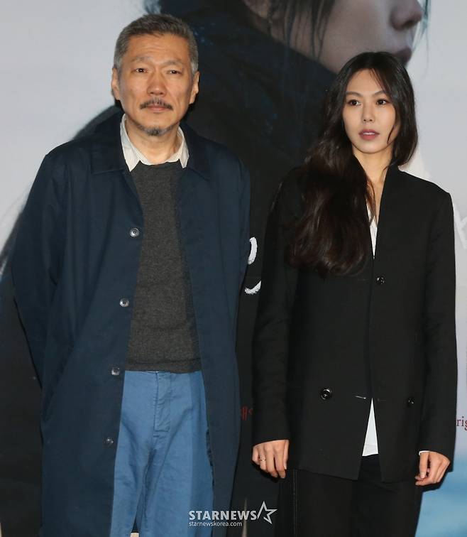 $ 홍상수 감독과 배우 김민희가 13일 오후 서울 광진구 자양동 롯데시네마 건대입구에서 열린 영화 '밤의 해변에서 혼자' 언론시사회 기자간담회에서 포즈를 취하고 있다. /사진=이기범 기자 leekb@