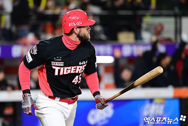 KIA 내야수 위즈덤은 8일 사직구장에서 열릴 '2025 신한 SOL Bank KBO 리그' 롯데와 정규시즌 첫 번째 맞대결에서 2번타자 1루수로 선발 출전한다. 직전 경기였던 6일 잠실 LG전에서 5번타자로 배치됐지만, 한 경기 만에 2번으로 복귀했다. 엑스포츠뉴스 DB