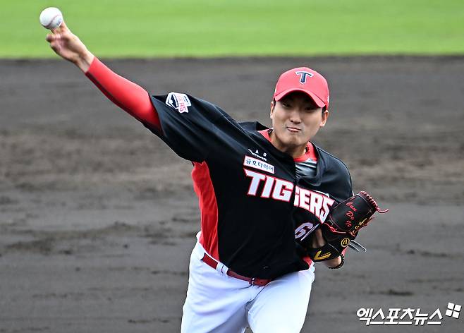 KIA 투수 김도현은 8일 사직구장에서 열릴 '2025 신한 SOL Bank KBO 리그' 롯데와 정규시즌 첫 번째 맞대결에서 선발 등판한다. 2경기 연속 퀄리티스타트를 한 만큼 2연패 중인 팀에 보탬이 되리라 많은 기대감이 따르고 있다. 엑스포츠뉴스 DB