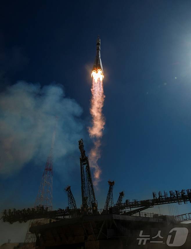 NASA 우주인 조니 김이 탑승한 소유즈 MS-27 우주선이 8일(현지시간) 카자흐스탄 바이코누르 우주 기지의 발사대에서 국제 우주 정거장(ISS)으로 발사되고 있다. ⓒ 로이터=뉴스1