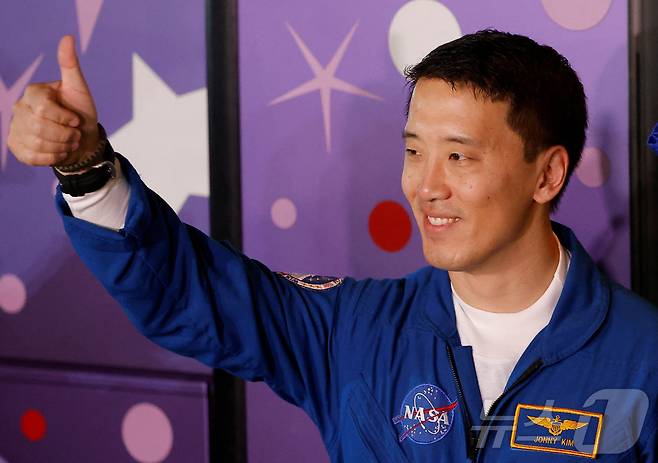 NASA 우주비행사 조니 김이 7일(현지시간) 카자흐스탄 바이코누르 우주기지에서 열린 국제우주정거장(ISS) 탐사에 앞서 기자회견에 참석하고 있다. ⓒ 로이터=뉴스1