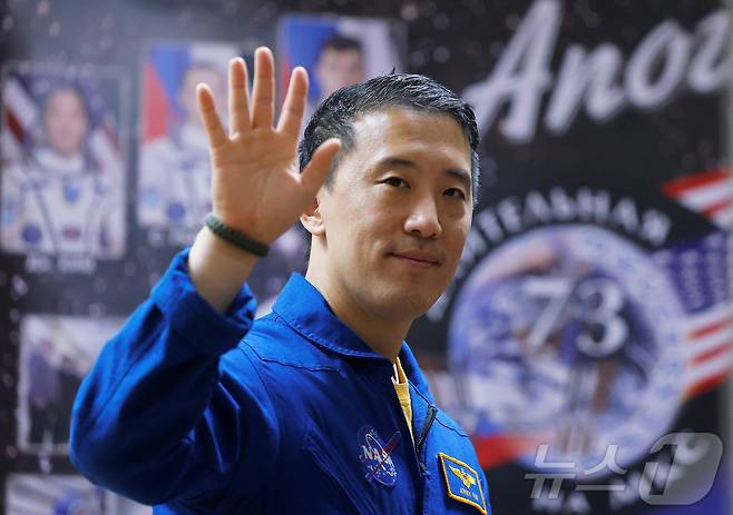 NASA 우주비행사 조니 김이 7일(현지시간) 카자흐스탄 바이코누르 우주기지에서 열린 국제우주정거장(ISS) 탐사에 앞서 기자회견에 참석하고 있다. ⓒ 로이터=뉴스1