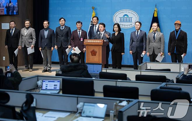 김병주 더불어민주당 의원과 예비역 장성들이 7일 오전 서울 여의도 국회 소통관에서 예비역 장성 시국선언 기자회견을 하고 있다. 2025.1.7/뉴스1 ⓒ News1 이재명 기자