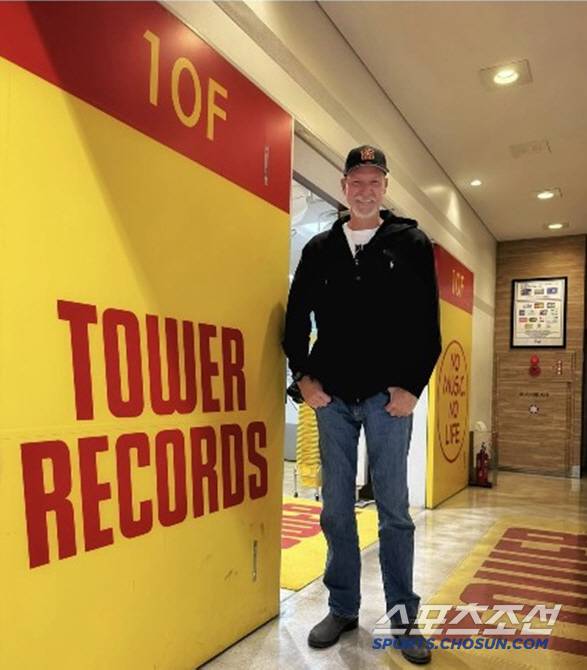 랜디 존슨은 도쿄 신주쿠 타워레코드를 찾았다. 그는 '여러 차례 찾은 장소다'라고 했다. 사진출처=랜디 존슨 SNS