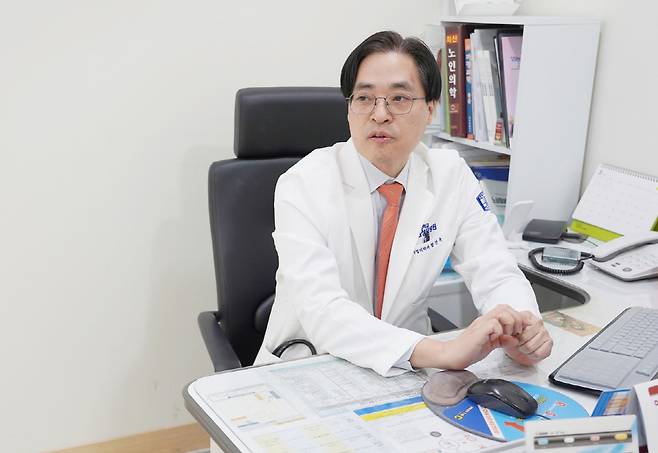 ◇황선욱 교수가 '건강한 노화'에 대해 설명하고 있다. 사진제공=인천성모병원
