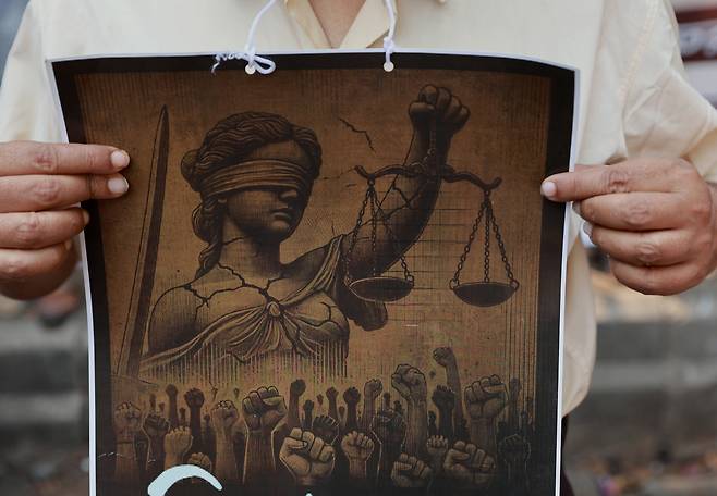 지난달 24일 인도 콜카타에 있는 중앙수사국(CBI) 앞에서 시민들이 여성 의사 강간 및 살인 사건에 대한 엄정한 수사를 요구하는 시위를 벌이고 있다. /EPA 연합뉴스