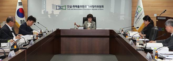 8일 오후 서울 중구 진실화해위원회에서 열린 제104차 전체위원회에서 박선영 위원장이 의사봉을 두드리고 있다. /박성원 기자