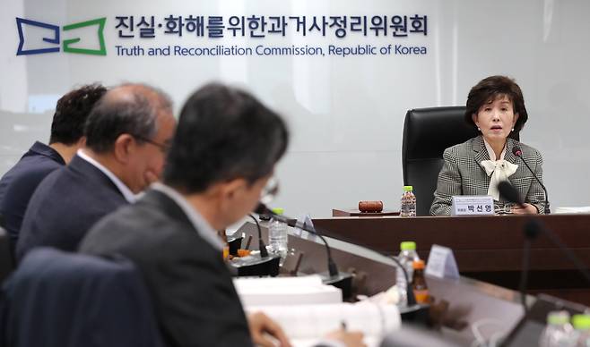 8일 오후 서울 중구 진실화해위원회에서 열린 제104차 전체위원회에서 박선영 위원장이 발언하고 있다. /박성원 기자