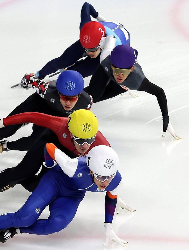 9일 오후 서울 양천구 목동실내빙상장에서 열린 '2025/26시즌 쇼트트랙 국가대표 1차 선발대회' 남자부 1000m 준준결승, 김건우(흰,스포츠토토빙상단), 황대헌(노, 강원도청), 박지원(파,서울시청), 구민승(보, 디지털서울문화예술대), 이준서(빨,성남시청)가 역주하고 있다./뉴시스