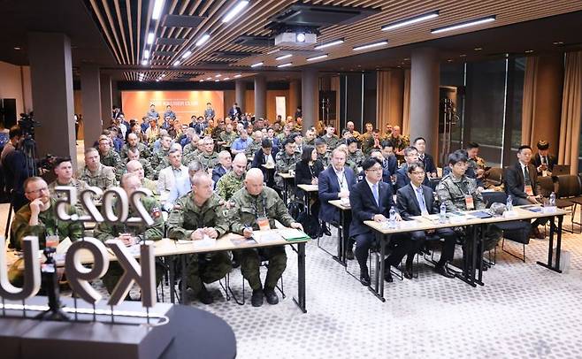 폴란드 크라쿠프에서 8일(현지시간) 역대 최대규모로 개최된 'K9 유저클럽' 참가국 관계자들이 한화에어로스페이스 관계자의 설명을 듣고 있다. 한화에어로스페이스 제공