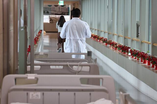 지난 1월 서울의 한 대형 병원에서 의료진이 이동하는 모습. 연합뉴스