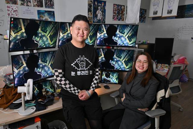 남선우(오른쪽), 장동현 쿠키플레이스 공동대표가 서울 마포구 쿠키플레이스 사무실에서 인터뷰를 하며 덕질의 상징이 된 '크레페' 서비스를 소개하고 있다. 팬들은 크레페를 통해 다양한 상품 제작을 창작자들에게 의뢰한다. 정다빈 기자