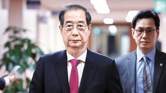 국무회의 입장하는 한덕수 대통령 권한대행. 연합뉴스