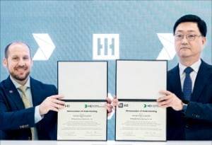 주원호 HD현대중공업 특수선사업 대표(오른쪽)가 지난 7일 미국에서 브라이언 블란쳇 헌팅턴잉걸스 사장과 양해각서(MOU)를 체결한 뒤 포즈를 취하고 있다. HD현대중공업 제공