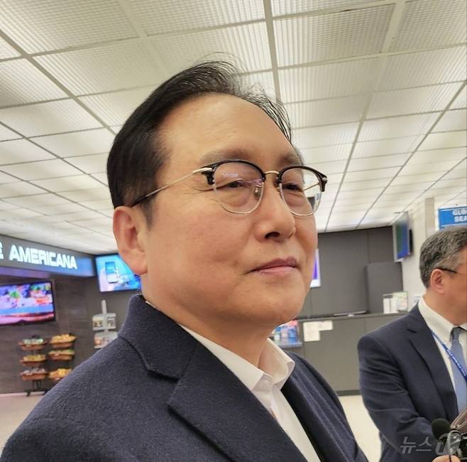 정인교 산업통상자원부 통상교섭본부장이 8일(현지시간) 도널드 트럼프 행정부와 상호관세 협상을 위해 워싱턴DC 인근 덜레스 국제공항을 통해 미국으로 입국하고 있다. /사진=뉴스1