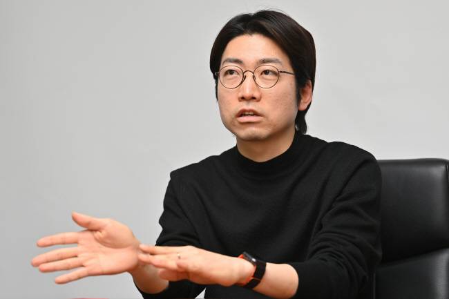 박선우 작가가 서울 중구 문화일보사에서 인터뷰 질문에 대답하고 있다. 백동현 기자