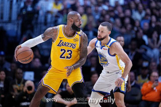 골든스테이트의 스테판 커리(오른쪽)와 LA 레이커스의 르브론 제임스. /게티이미지코리아