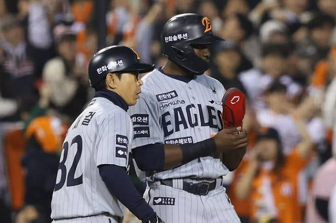 한화 플로리얼이 9일 두산과 원정에서 5회초 동점 2타점 3루타를 때린 뒤 김재걸 코치의 격려를 받고 있다. 한화