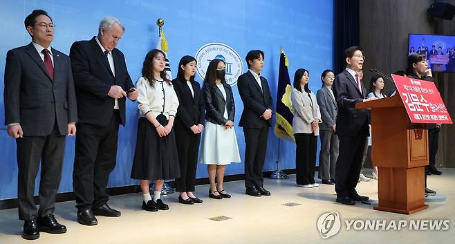 김문수, 21대 대선 출마 선언 (서울=연합뉴스) 김주형 기자 = 김문수 전 고용노동부 장관이 9일 서울 여의도 국회 소통관에서 제21대 대통령 경선후보 출마 선언을 하고 있다. 2025.4.9 kjhpress@yna.co.kr