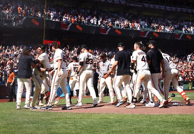 샌프란시스코 자이언츠의 마이크 야스트렘스키가 연장 10회말 끝내기 홈런을 터뜨리자 이정후가 그와 뜨거운 포옹을 나누고 있다. 사진=AFPBBNews