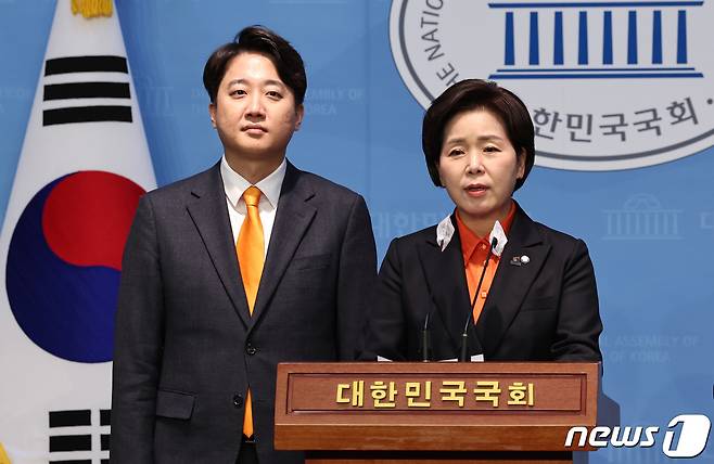 이준석 개혁신당 대표와 양향자 한국의희망 대표가 2025년 1월 24일 오후 서울 여의도 국회 소통관에서 기자회견을 하고 있다. 양당은 1월 31일 합당 절차를 완료했다. 2024.1.24/뉴스1 ⓒ News1 구윤성 기자