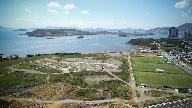 2026여수세계섬박람회가 열리는 전남 여수시 돌산읍 우두리 남서쪽 끝자락에 위치한 진모지구 건너편에는 경도라는 섬이 있다. 진모지구는 옛날 10여 가구가 살았던 진모마을 터에 조성됐다. 여수시 제공