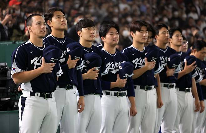 월드 베이스볼 클래식(WBC) 2023 B조 대한민국과 중국의 경기, 대표팀 선수들이 애국가를 부르고 있다.뉴시스