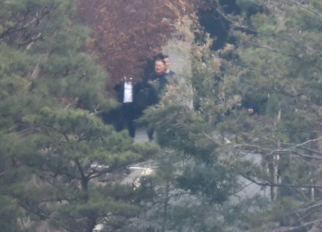 지난 2일 서울 용산구 한남동 관저에서 산책하는 윤석열 전 대통령. 연합뉴스