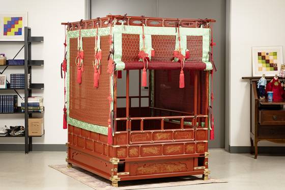 종묘 환안제 때 사용할 가마는 조선왕실의궤에 따라 고증·제작됐다. 사진은 궁궐 밖에서 신주를 모시는 신연(神輦)에 지붕이 씌워지기 전 모습. 전민규 기자