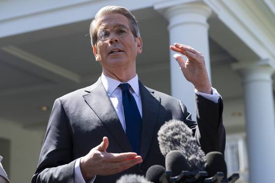 스콧 베센트 미 재무부 장관이 9일(현지시간) 백악관 웨스트윙에서 기자들에게 관세 유예와 관련해 설명하고 있다. EPA=연합뉴스