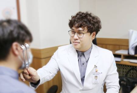 세란병원 신경과 권경현 과장이 환자를 진료하고 있다./사진=세란병원