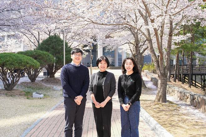 사진 좌측부터 김준영 연구원, 조윤경 교수, 노주영 연구원. UNIST 제공