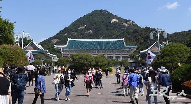 일반인들에게 개방된 청와대 본관 내부와 대통령 관저 건물. 황진환 기자