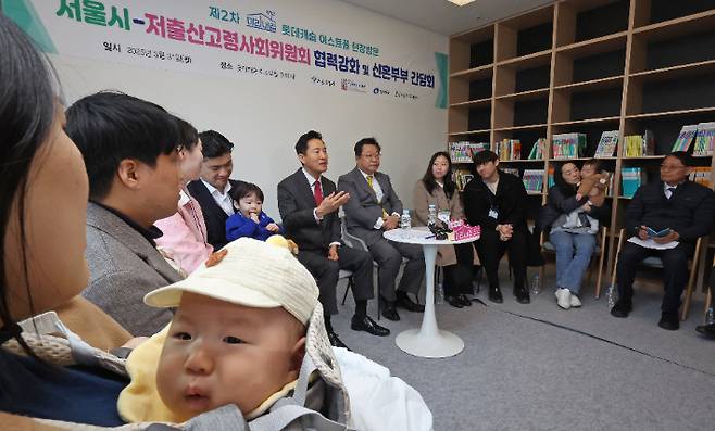 오세훈 서울시장과 주형환 저고위 부위원장이 지난달 31일 서울 광진구 롯데캐슬 이스트폴에서 열린 '미리내집 현장방문 및 신혼부부 간담회'에서 입주 예정 신혼부부들과 간담회를 하고 있다. 연합뉴스
