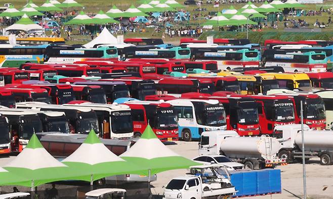 태풍 '카눈'의 북상으로 2023 새만금 세계스카우트 잼버리 야영장을 떠나는 잼버리 대원들을 태우기 위한 버스들이 지난 2023년 8월 8일 전북 부안군 잼버리 대형 주차장에 집결해 있다. 연합뉴스