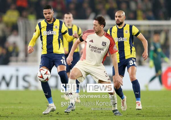 ▲ 맨체스터 유나이티드에서 다섯 시즌을 뛰었던 올림피크 리옹의 네마냐 마티치가 안드레 오나나 골키퍼를 저격했다.