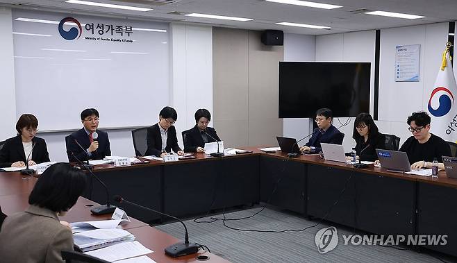 2024 디지털 성범죄 피해자 지원 보고서 발간 (서울=연합뉴스) 홍해인 기자 = 조용수 여성가족부 권익증진국장이 10일 정부서울청사에서 '2024 디지털 성범죄 피해자 지원 보고서' 발간에 대한 설명을 하고 있다.
왼쪽부터 여성가족부 노현서 디지털성범죄방지과장, 조 국장, 김미순 중앙디지털성범죄피해자지원센터장, 박성혜 삭제지원팀장. 2025.4.10 hihong@yna.co.kr