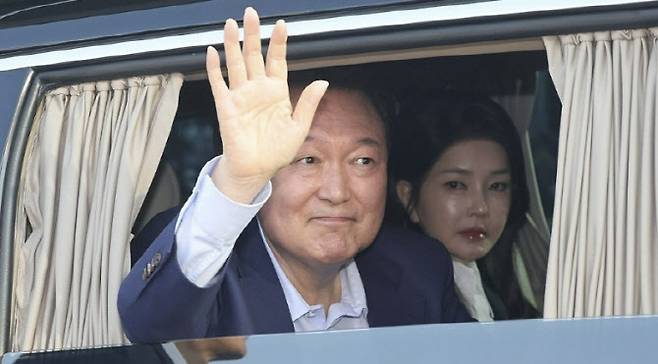 윤 전 대통령과 김건희 여사가 11일 서울 용산구 한남동 관저에서 나와 서초동 사저로 향하고 있는 모습. (사진=연합뉴스)