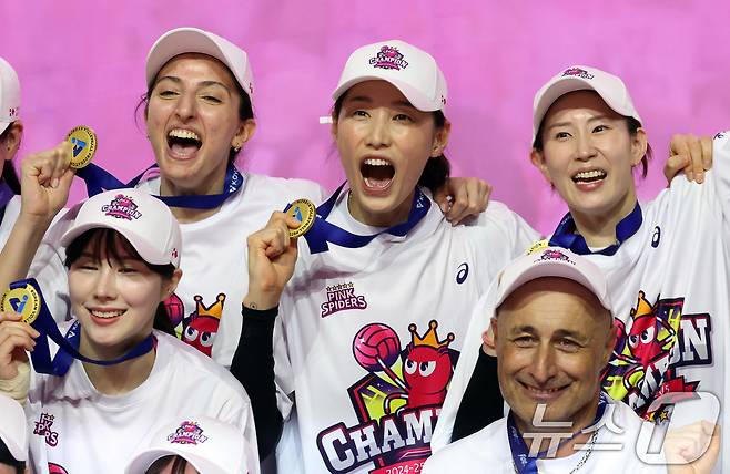 8일 오후 인천시 부평구 삼산월드체육관에서 열린 도드람 V리그 여자부 챔피언결정전 5차전 흥국생명과 정관장의 경기에서 통합우승을 차지한 흥국생명 선수단이 세리머니를 하고 있다. 2025.4.8/뉴스1 ⓒ News1 김명섭 기자