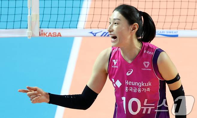 8일 오후 인천시 부평구 삼산월드체육관에서 열린 도드람 V리그 여자부 챔피언결정전 5차전 흥국생명과 정관장의 경기에서 흥국생명 김연경이 환호하고 있다. 2025.4.8/뉴스1 ⓒ News1 김명섭 기자