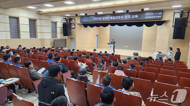 1차 입국한 필리핀 계절근로자들.(양구군 제공. 재판매 및 DB금지)/뉴스1