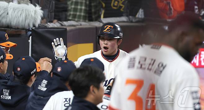 11일 대전 한화생명볼파크에서 열린 '2025 신한 SOL 뱅크 KBO리그' 한화 이글스와 키움 히어로즈의 경기에서 7회말 한화 플로리얼의 솔로 홈런에 이어 백투백 홈런을 친 문현빈이 환호하고 있다. 2025.4.11/뉴스1 ⓒ News1 김기남 기자
