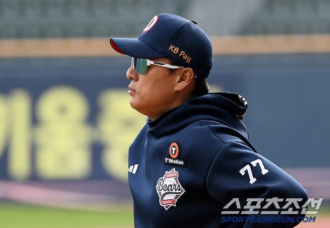 10일 잠실구장에서 열린 두산 베어스와 한화 이글스의 경기. 두산 이승엽 감독이 훈련을 지켜보고 있다. 잠실=박재만 기자 pjm@sportschosun.com/2025.04.10/