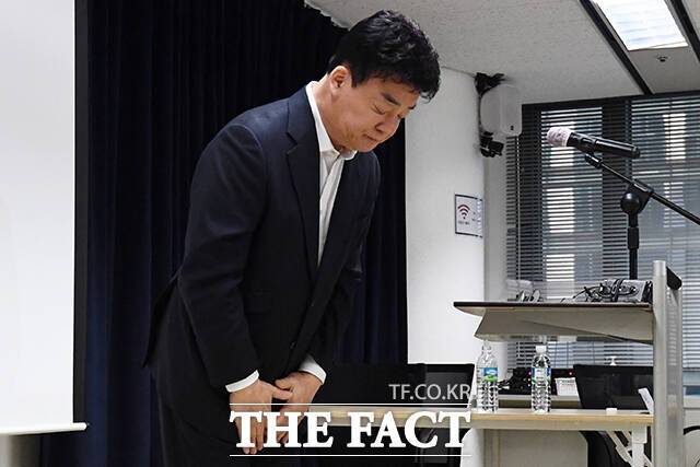 백종원 더본코리아 대표가 현재 논란을 어떻게 돌파할지 이목이 쏠린다. 백 대표가 지난달 28일 오전 서울 서초구 스페이스쉐어 강남역센터에서 열린 더본코리아 정기 주주총회를 마친 뒤 취재진에게 고개를 숙이고 있다. /서예원 기자